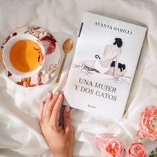 una mujer y dos gatos-ayanta barilli-9788408246206